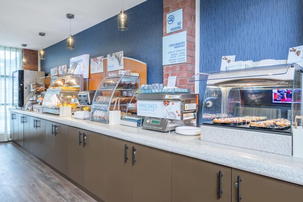 Holiday Inn Express Cambridge By Ihg Bagian luar foto
