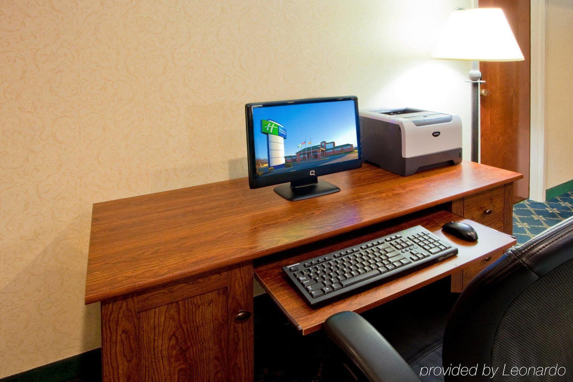 Holiday Inn Express Cambridge By Ihg Bagian luar foto