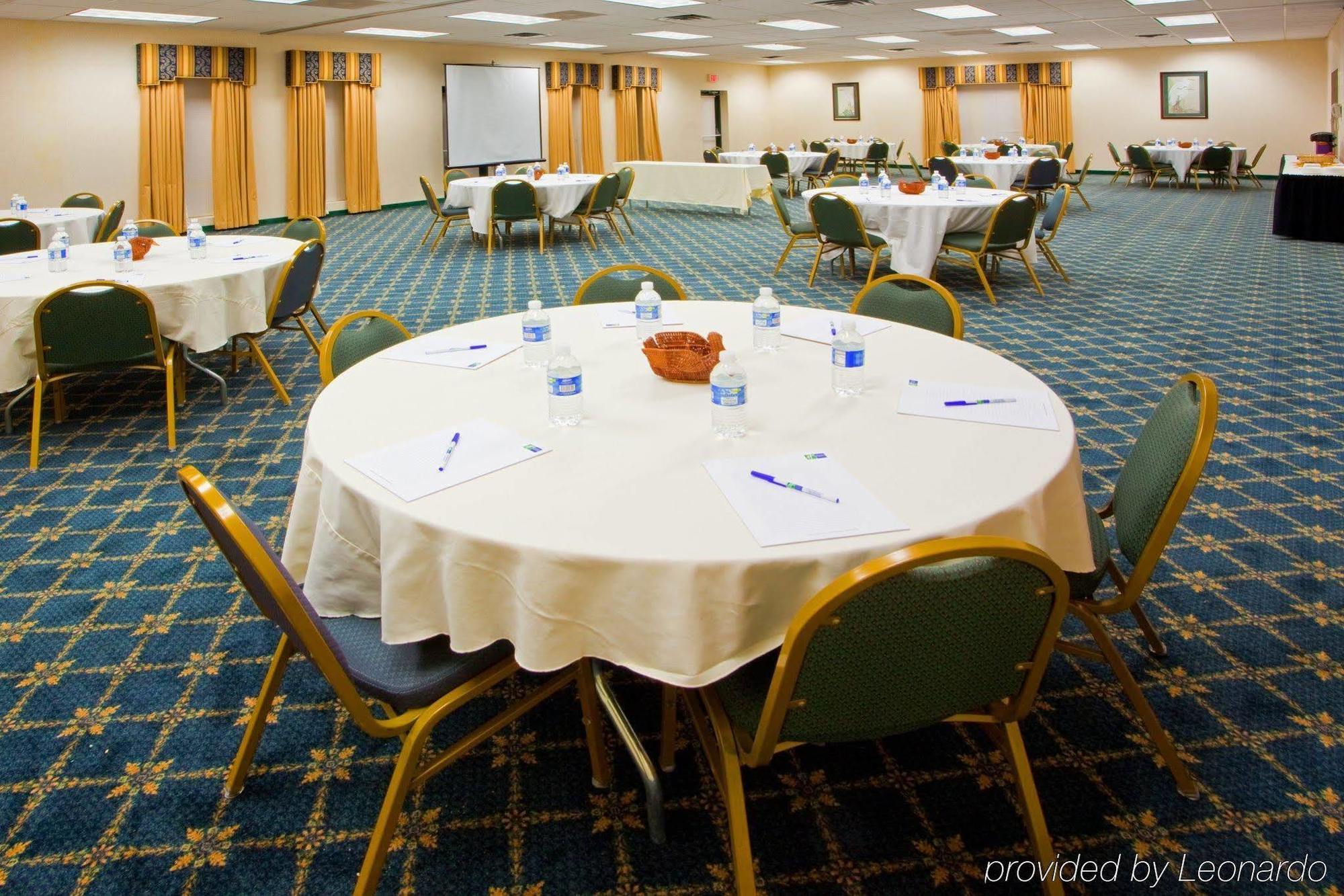 Holiday Inn Express Cambridge By Ihg Bagian luar foto