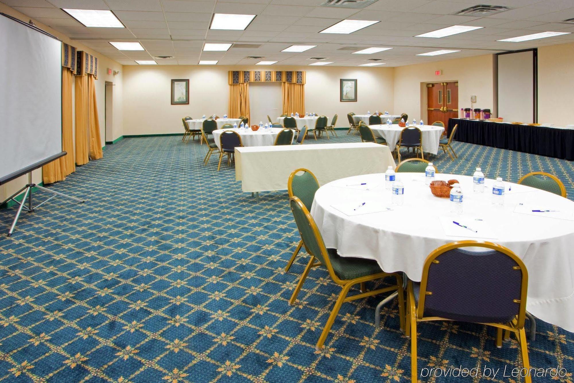 Holiday Inn Express Cambridge By Ihg Bagian luar foto